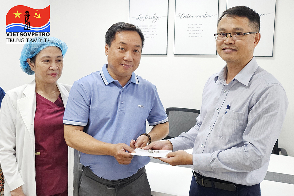 Trả Lại Đồ Thất Lạc Cho Khách Hàng Trả Lại Đồ Thất Lạc Cho Khách Hàng